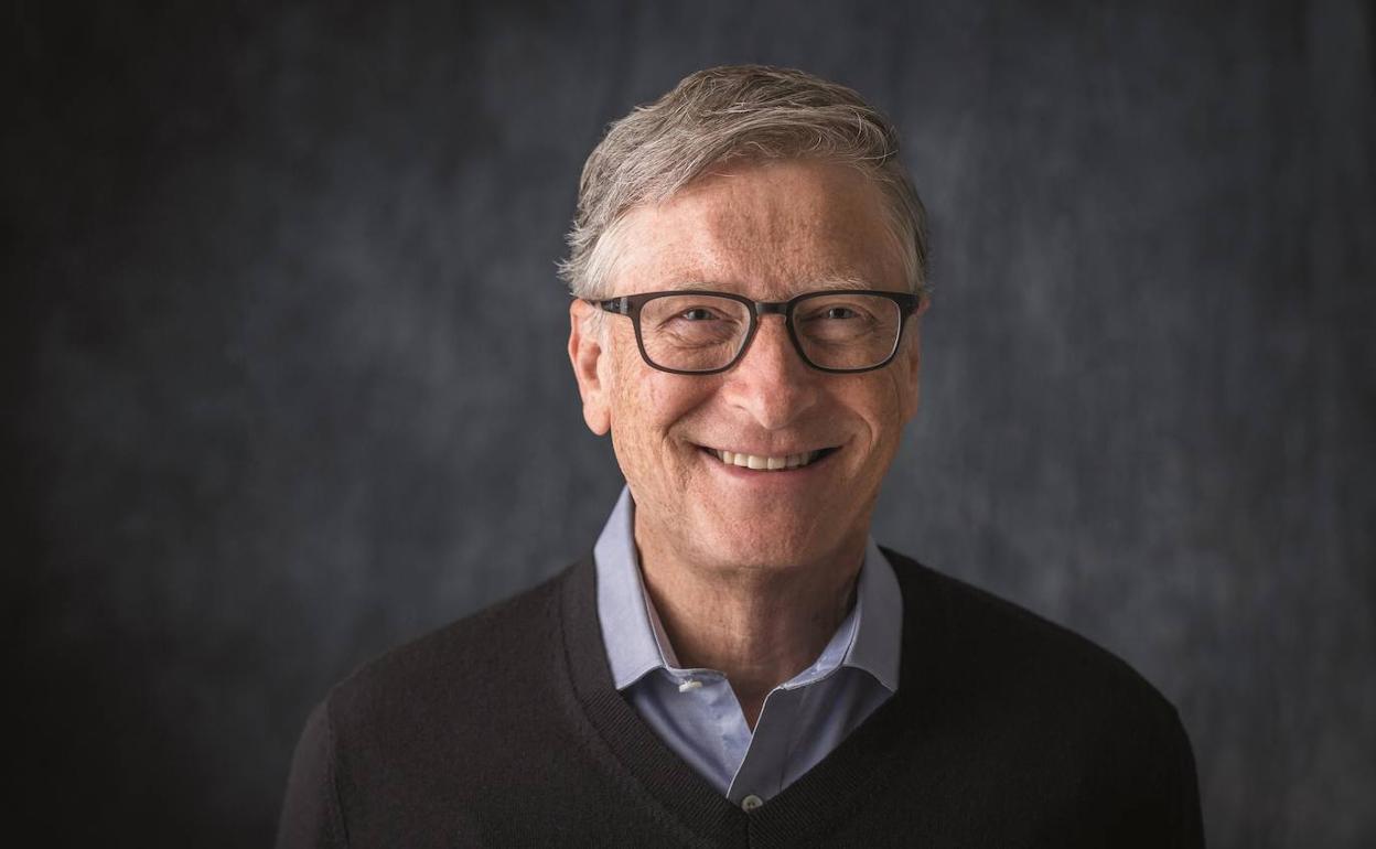 Bill Gates confía en las vacunas para la vuelta a la normalidad consciente de que llevará su tiempos