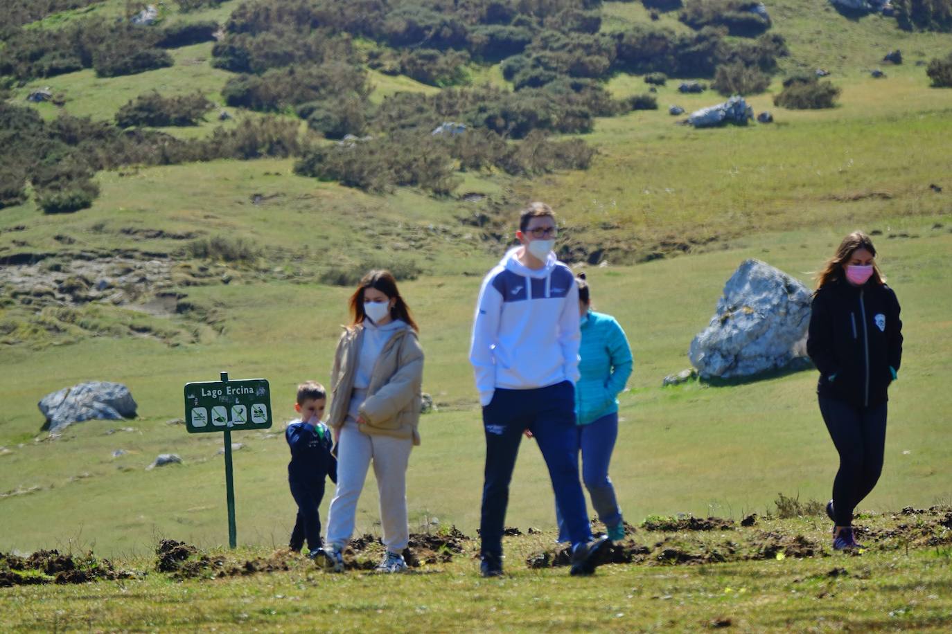 Ante la imposiblidad de salir fuera, los asturianos han optado por quedarse en la región y disfrutar de las buenas temperaturas que está dejando el periodo vacacional en la playa, la montaña o las estaciones de esquí.