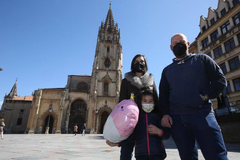 Ante la imposiblidad de salir fuera, los asturianos han optado por quedarse en la región y disfrutar de las buenas temperaturas que está dejando el periodo vacacional en la playa, la montaña o las estaciones de esquí.