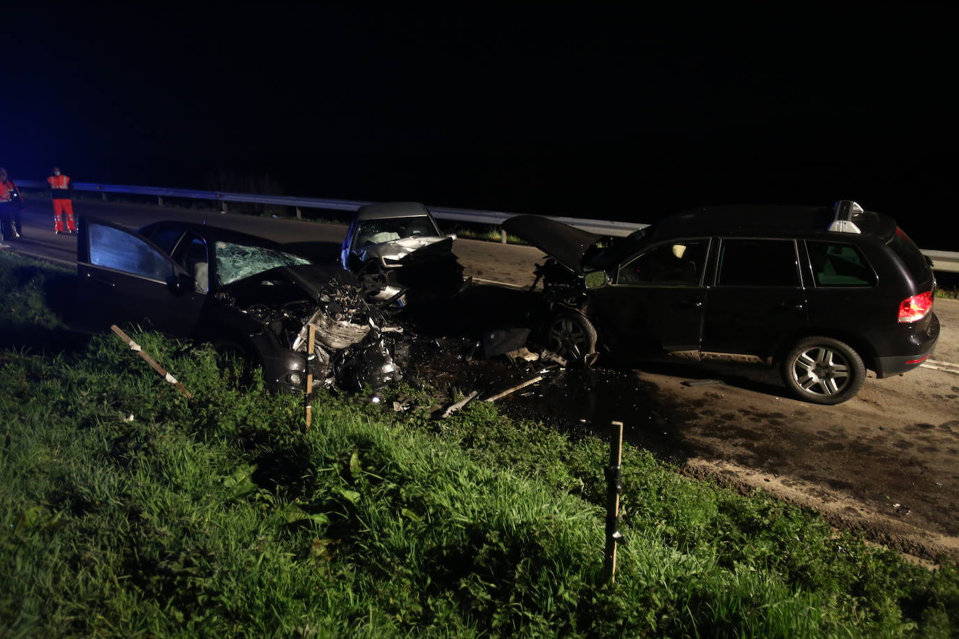Fotos: Una joven de 22 de años fallecida y siete heridos en un accidente de tráfico en Tineo