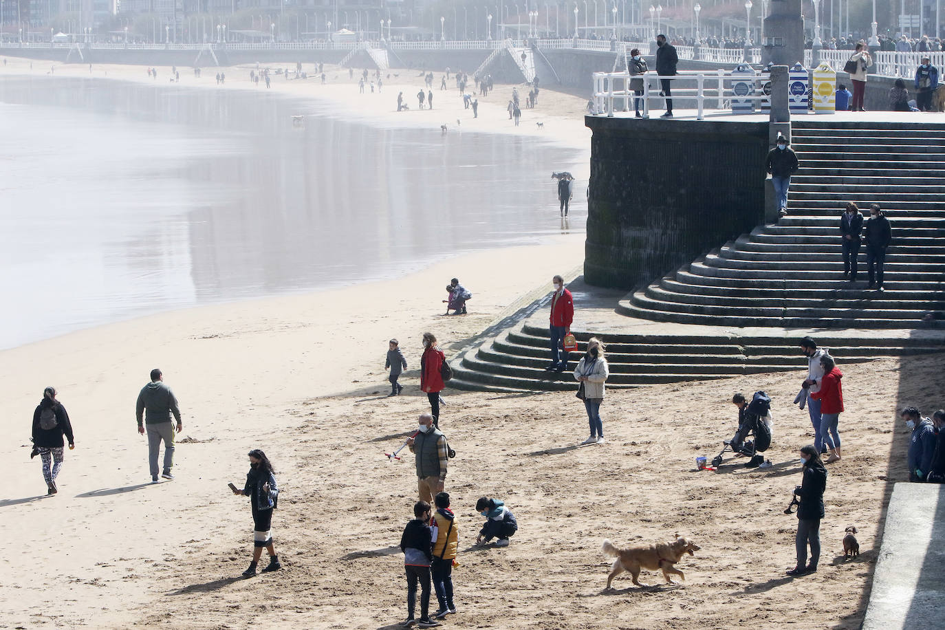 Ante la imposiblidad de salir fuera, los asturianos han optado por quedarse en la región y disfrutar de las buenas temperaturas que está dejando el periodo vacacional en la playa, la montaña o las estaciones de esquí.