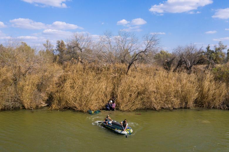 Los traficantes regresan a México después de transportar a familias y niños migrantes a través del Río Grande hacia los Estados Unidos.