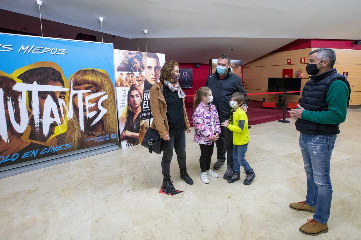 El gerente, Gustavo Sánchez, atendiendo ayer a una familia de espectadores. 