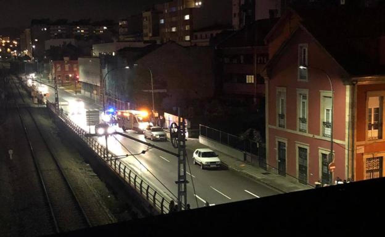 La ambulancia y la Policía Local en la zona en la que fue atropellado el hombre. 