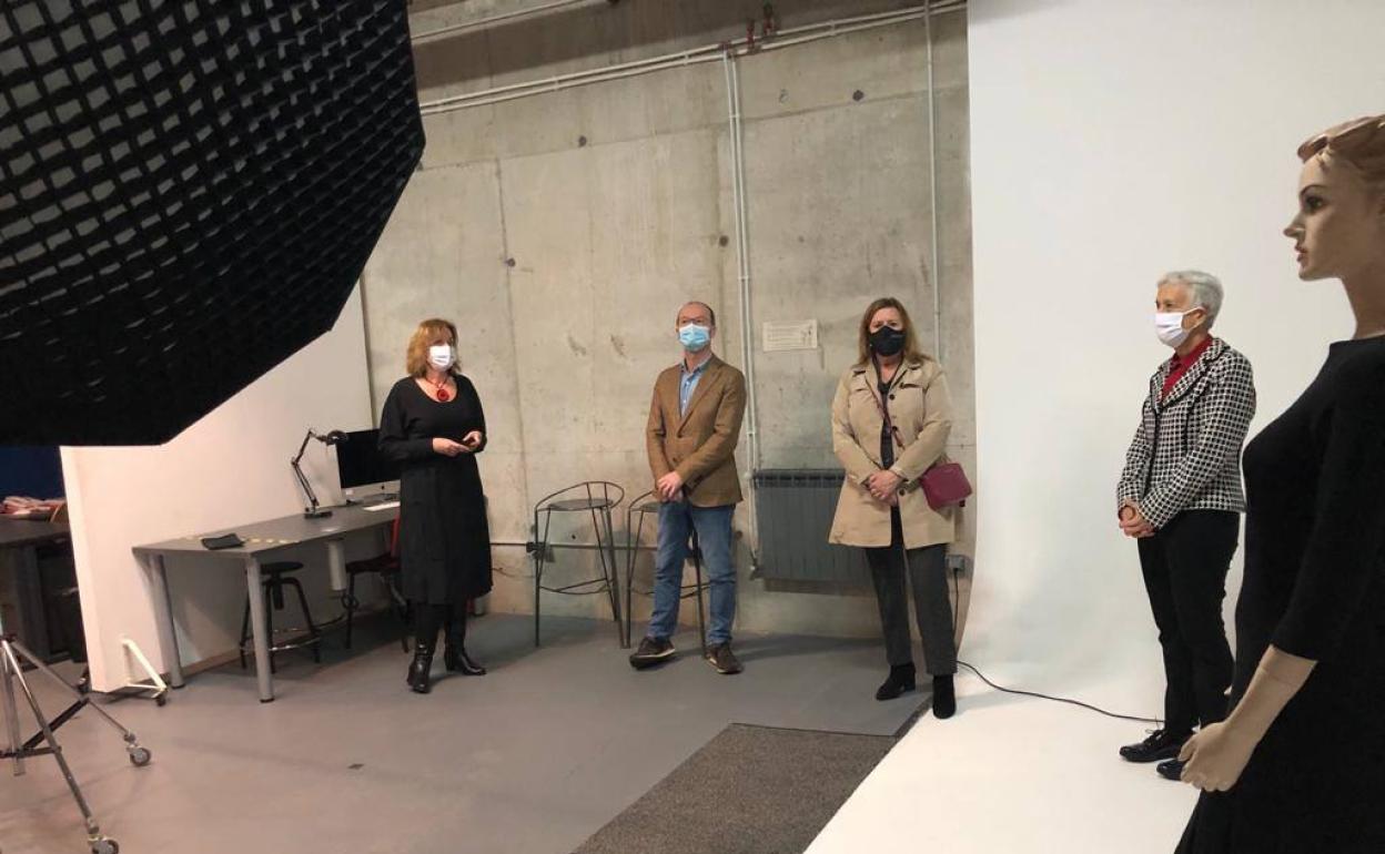 La consejera de Educación, Carmen Suárez, y el director general de Enseñanzas Profesionales, Javier Cueli, durante la presentación del catálogo de títulos para el curso 2021-2022