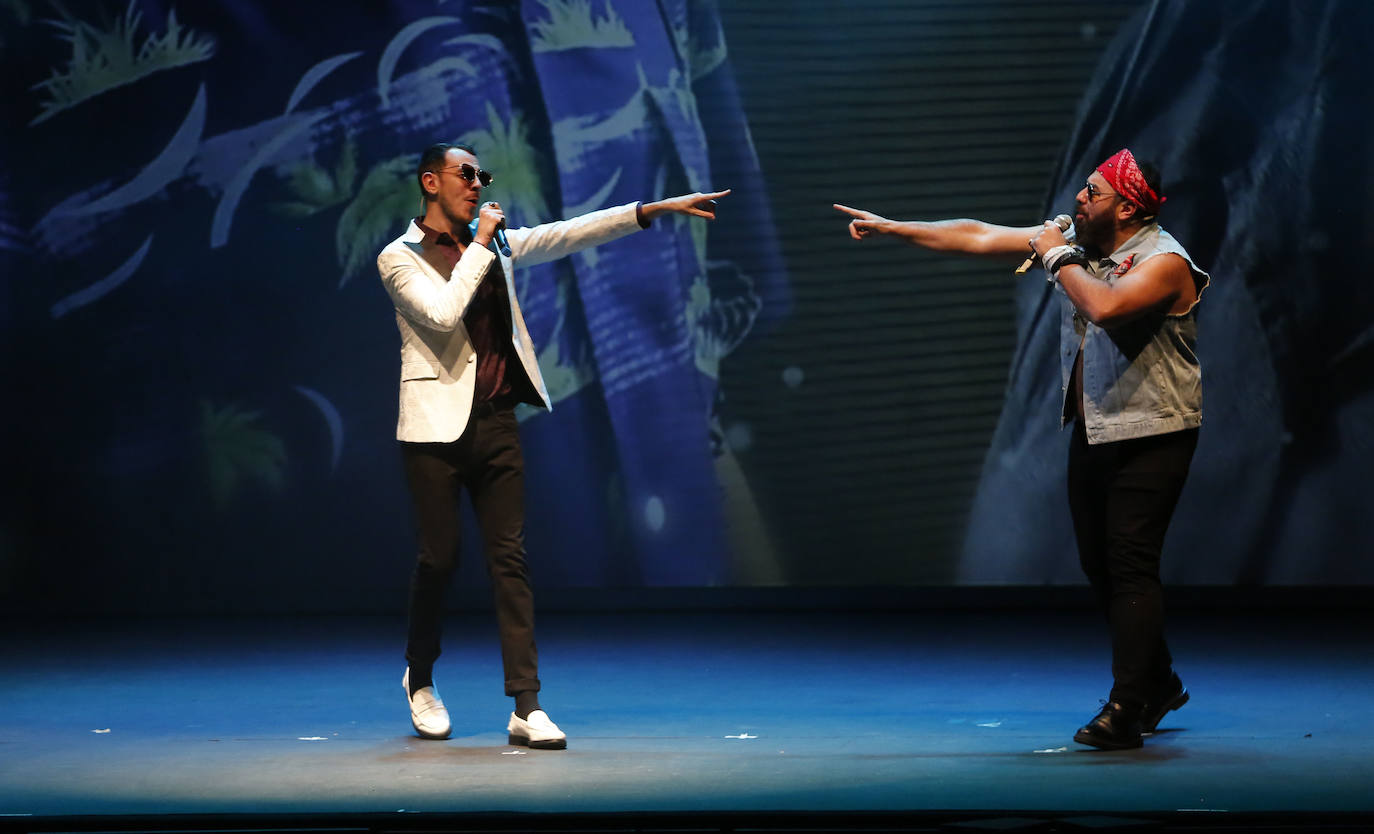 Los cómicos en un momento de la actuación.