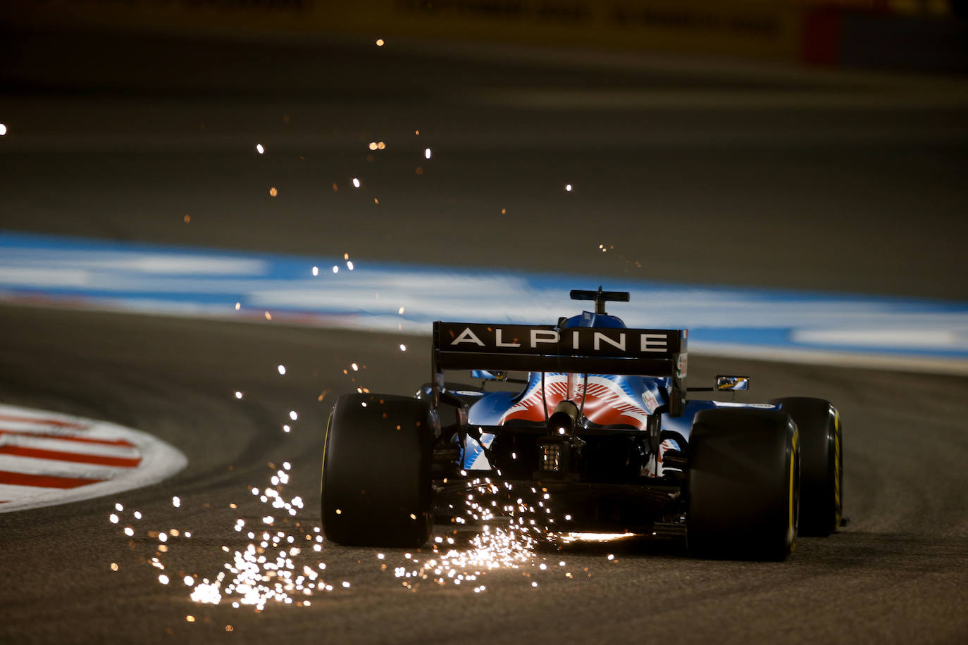 Fernando Alonso tuvo un regreso agridulce a la Fórmula 1. El ovetense tuvo que retirarse antes de finalizar la prueba por un problema en los frenos traseros.