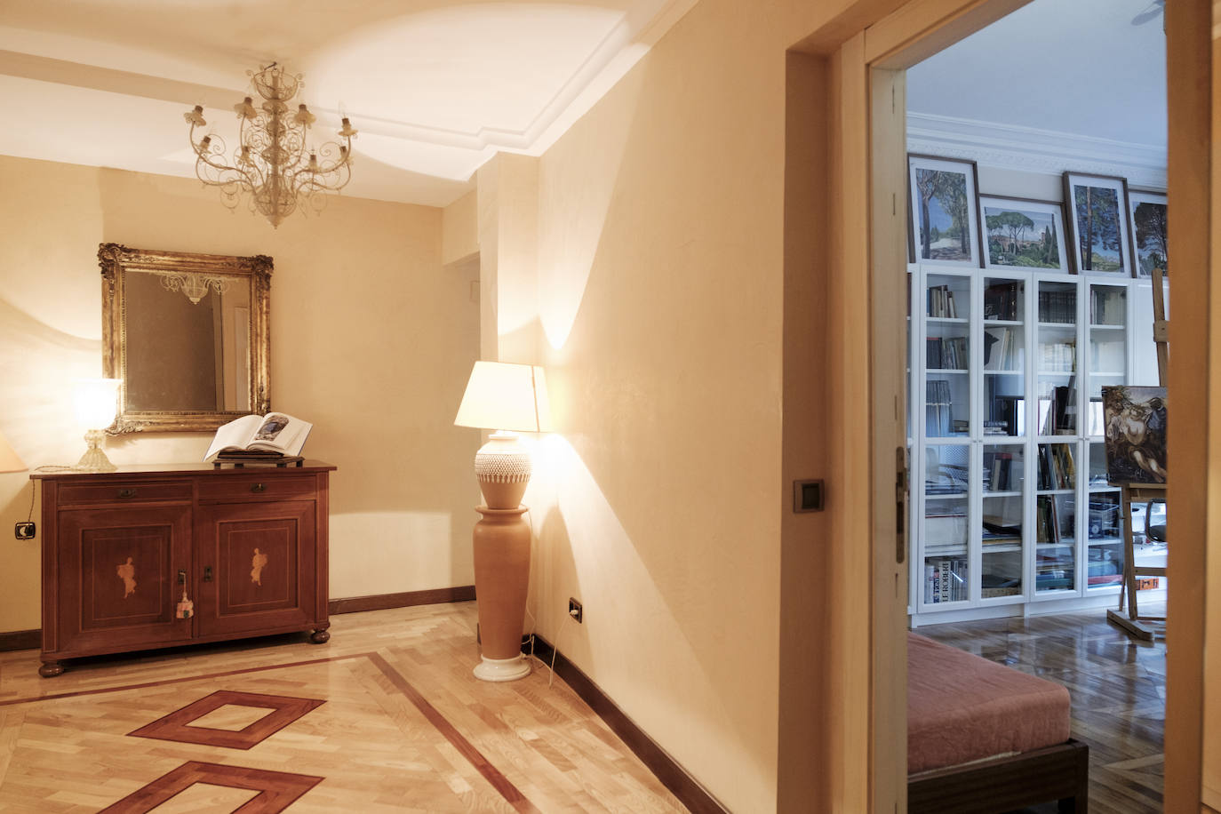 De Roma a Gijón. Tras haber vivido 40 años en la capital de Italia, Pilar García supervisó la reforma y decoración de este piso en el que ahora reside junto a su marido, José Ignacio Ezquieta