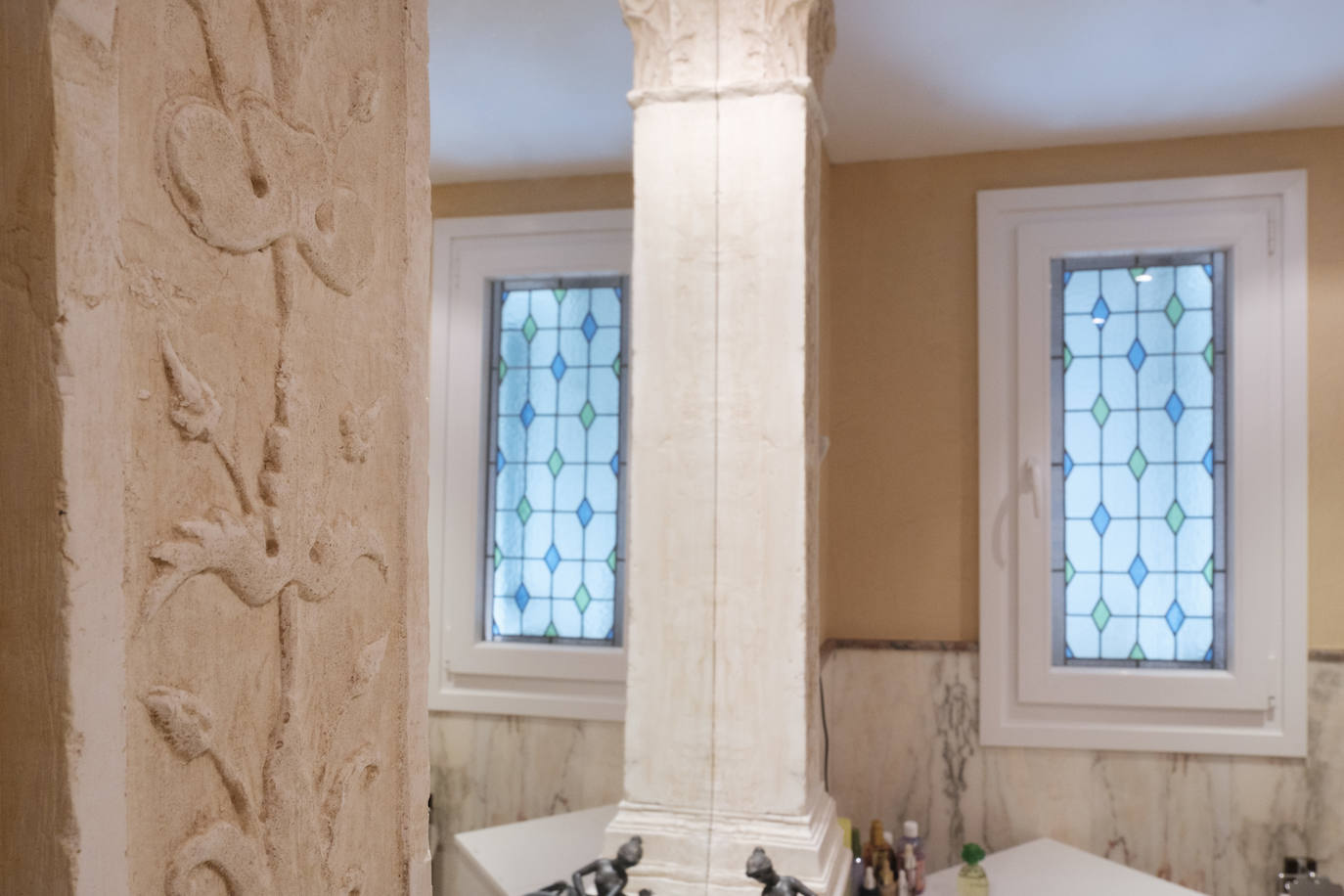 De Roma a Gijón. Tras haber vivido 40 años en la capital de Italia, Pilar García supervisó la reforma y decoración de este piso en el que ahora reside junto a su marido, José Ignacio Ezquieta
