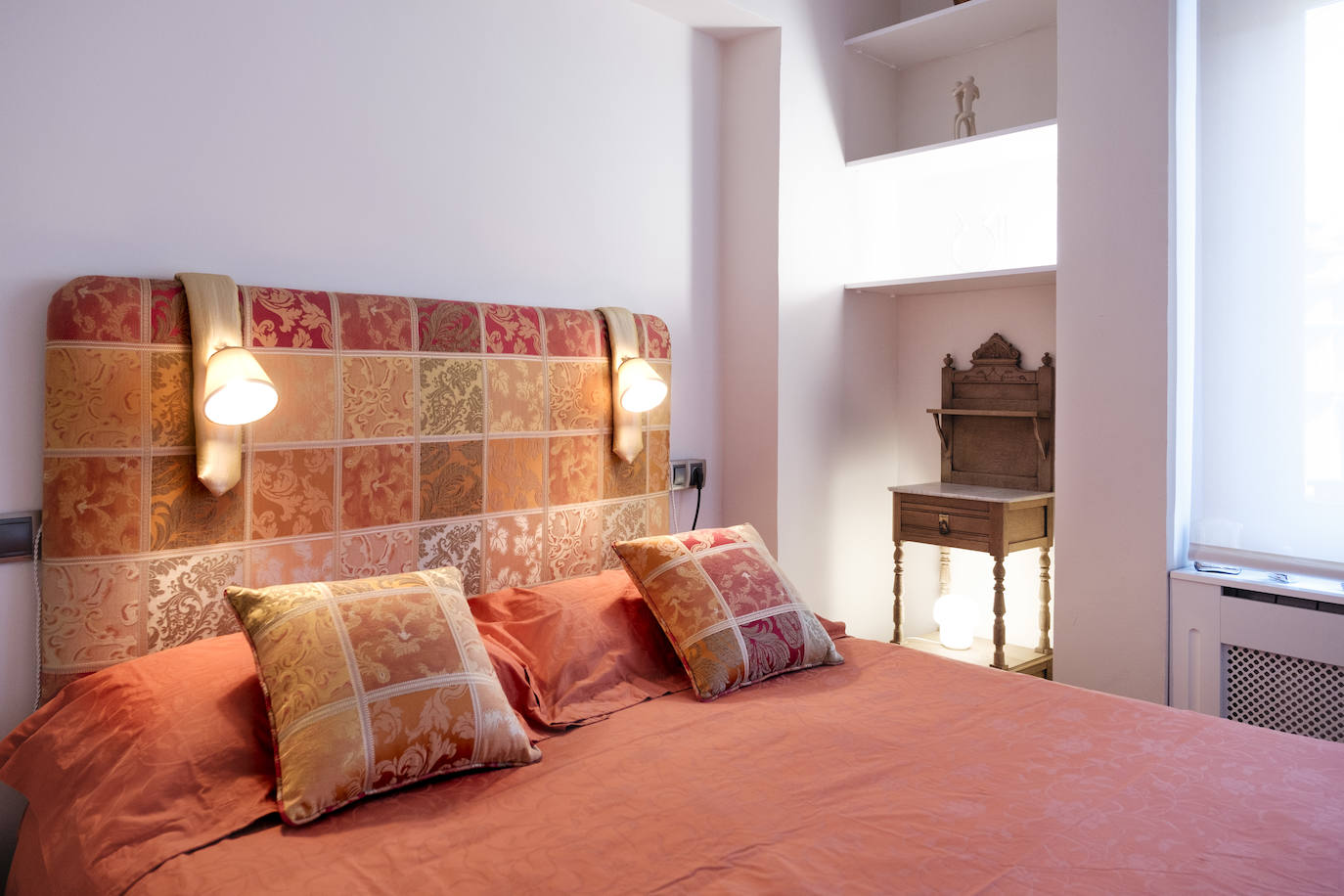 De Roma a Gijón. Tras haber vivido 40 años en la capital de Italia, Pilar García supervisó la reforma y decoración de este piso en el que ahora reside junto a su marido, José Ignacio Ezquieta