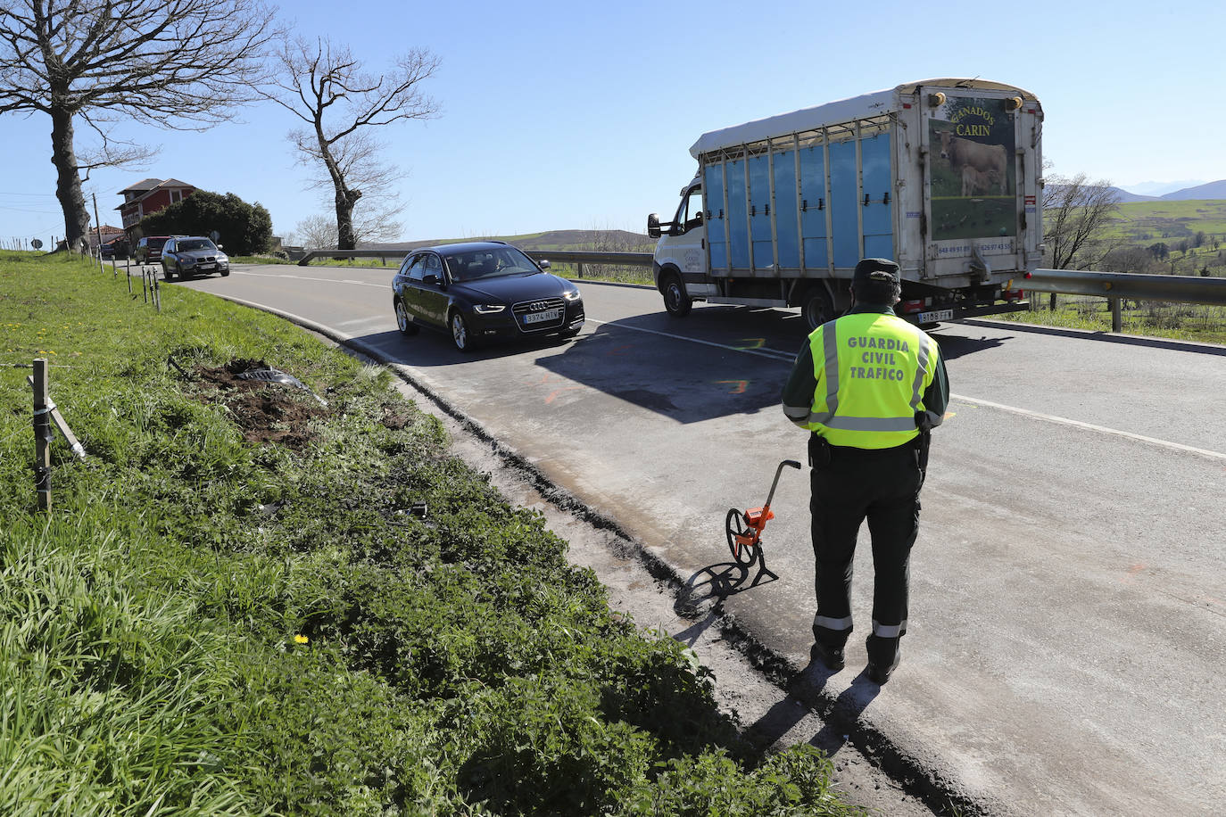 Consternación y luto en Tineo tras el accidente de este sábado por la noche en donde hubo una mujer fallecida y siete heridos, dos de ellos de gravedad.