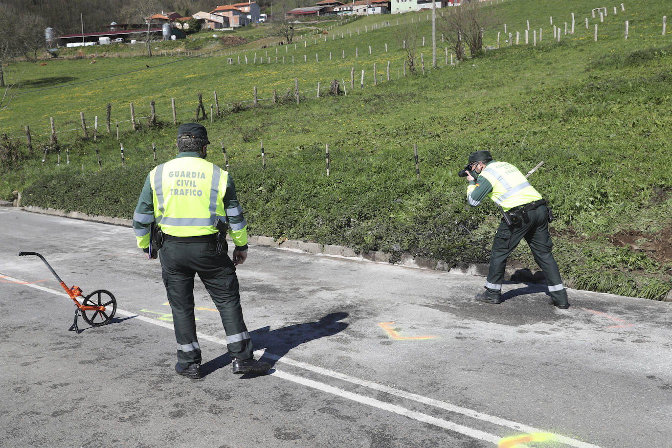 Consternación y luto en Tineo tras el accidente de este sábado por la noche en donde hubo una mujer fallecida y siete heridos, dos de ellos de gravedad.