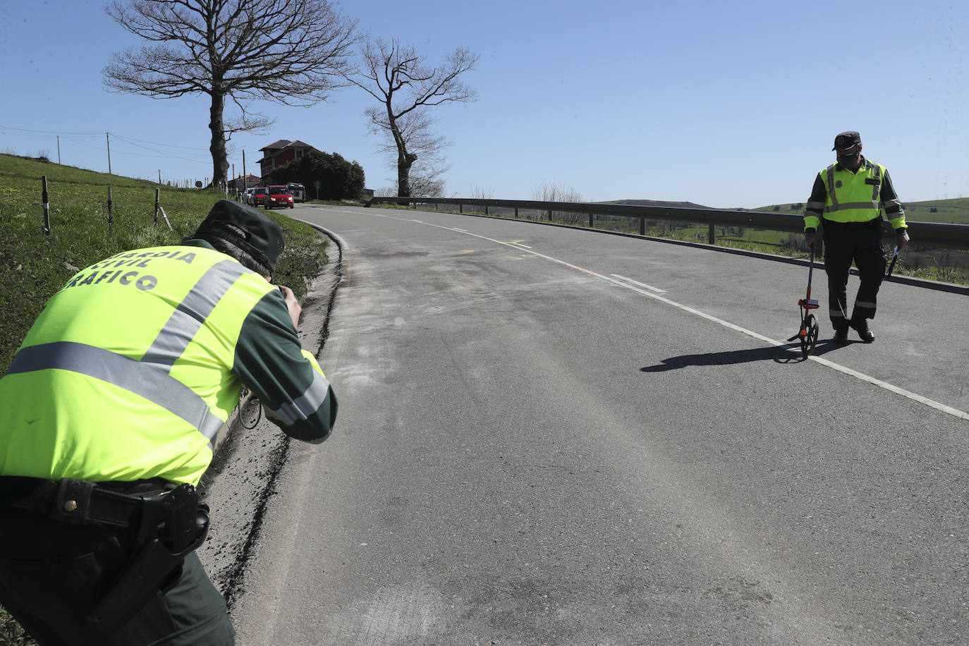 Consternación y luto en Tineo tras el accidente de este sábado por la noche en donde hubo una mujer fallecida y siete heridos, dos de ellos de gravedad.