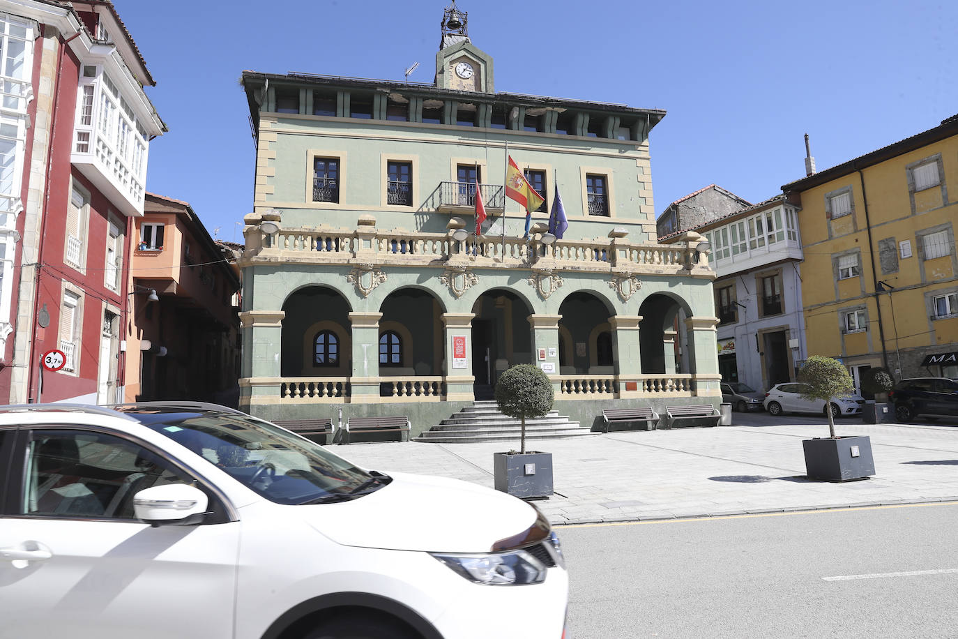 Consternación y luto en Tineo tras el accidente de este sábado por la noche en donde hubo una mujer fallecida y siete heridos, dos de ellos de gravedad.