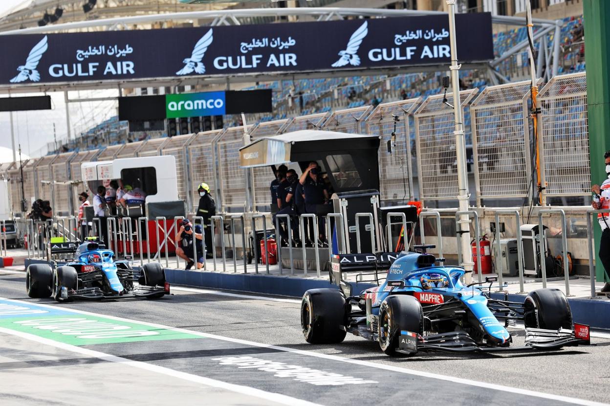 Fernando Alonso pilota su Alpine, en la zona de boxes, por delante de su compañero Esteban Ocon. 