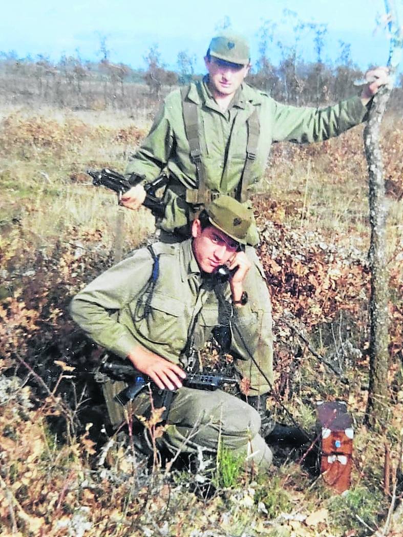 El hoy cabo mayor Pedro Díaz, al teléfono.