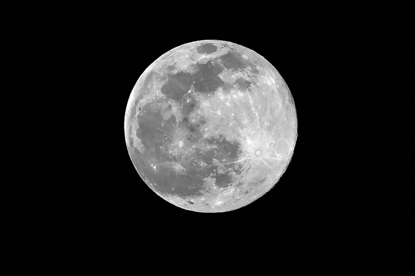 La luna de gusano es la primera luna llena de marzo, un momento único para mirar al cielo y descubrir el satélite en todo su esplendor. El nombre con el que se conoce a este fenómeno astronómico hunde sus raíces en las tribus nativas de América del Norte, ya que coincide con la aparición de lombrices en la tierra. En España, tradicionalmente se la conocía como 'luna de cuaresma'. Asi ha brillado desde distintos puntos del planeta