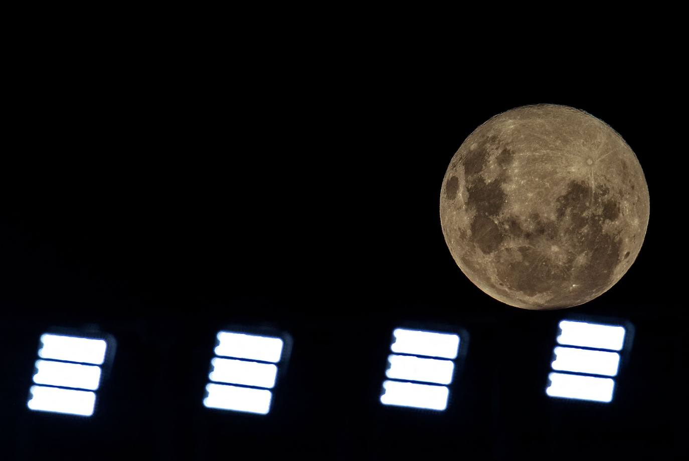 La luna de gusano es la primera luna llena de marzo, un momento único para mirar al cielo y descubrir el satélite en todo su esplendor. El nombre con el que se conoce a este fenómeno astronómico hunde sus raíces en las tribus nativas de América del Norte, ya que coincide con la aparición de lombrices en la tierra. En España, tradicionalmente se la conocía como 'luna de cuaresma'. Asi ha brillado desde distintos puntos del planeta