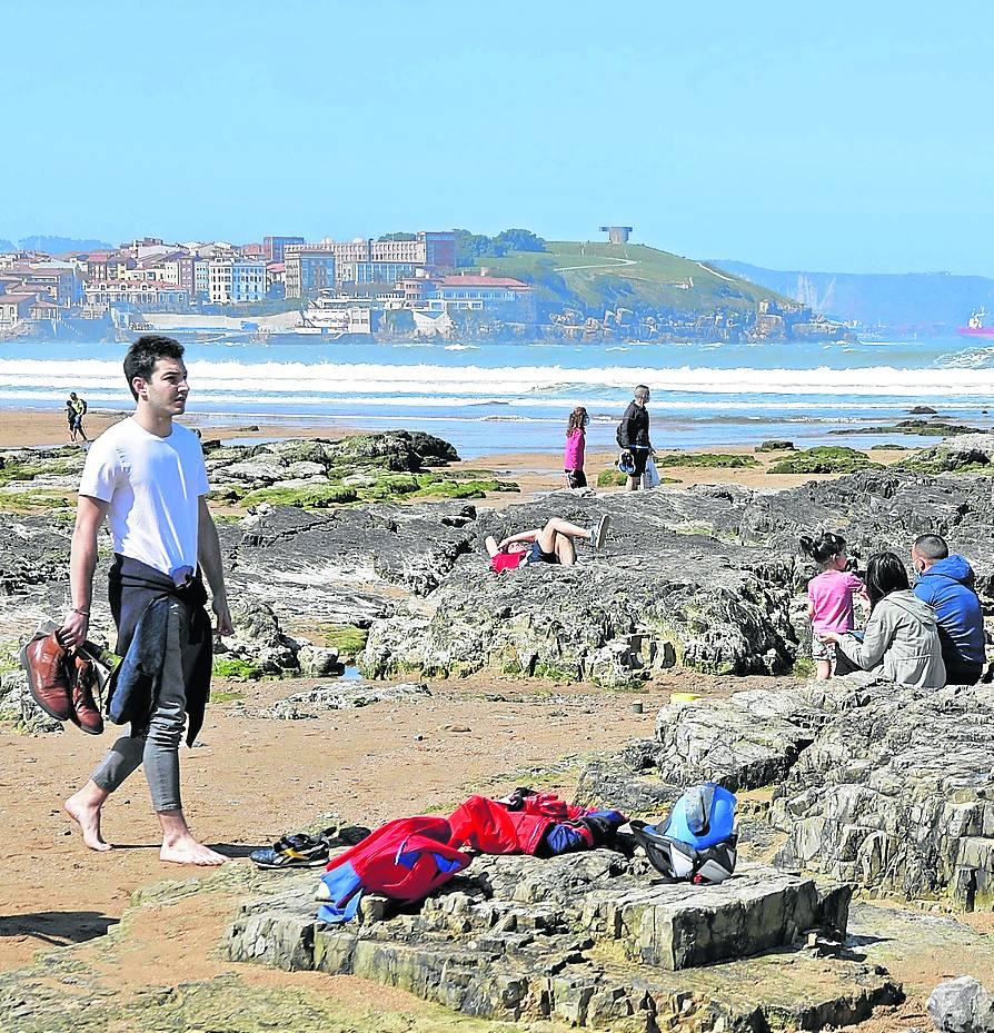 Ante la imposiblidad de salir fuera, los asturianos han optado por quedarse en la región y disfrutar de las buenas temperaturas que está dejando el periodo vacacional en la playa, la montaña o las estaciones de esquí.