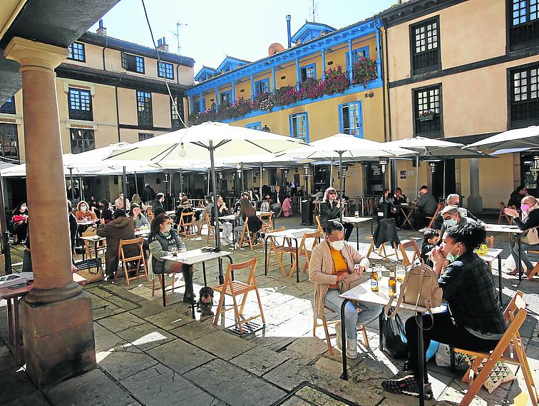 Ante la imposiblidad de salir fuera, los asturianos han optado por quedarse en la región y disfrutar de las buenas temperaturas que está dejando el periodo vacacional en la playa, la montaña o las estaciones de esquí.