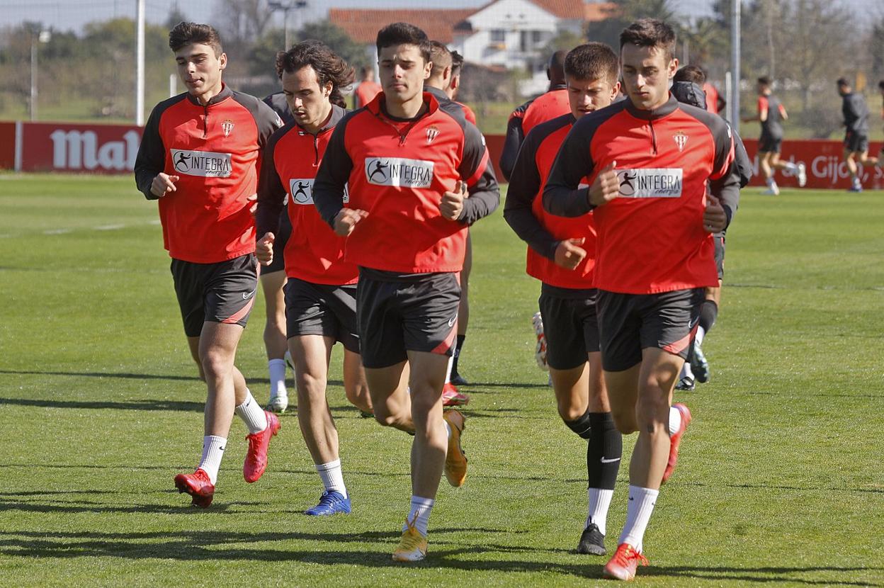 Gaspar Campos, ayer, en el centro de la imagen, corriendo con Pedro, Trabanco, Pelayo y Pablo. 