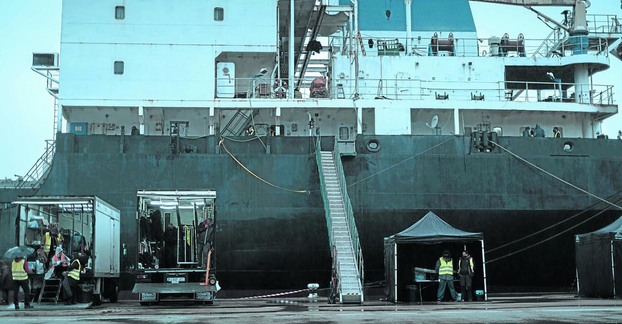 Los camiones del equipo de rodaje preparados para subir al buque ruso todo no necesario para la grabación.