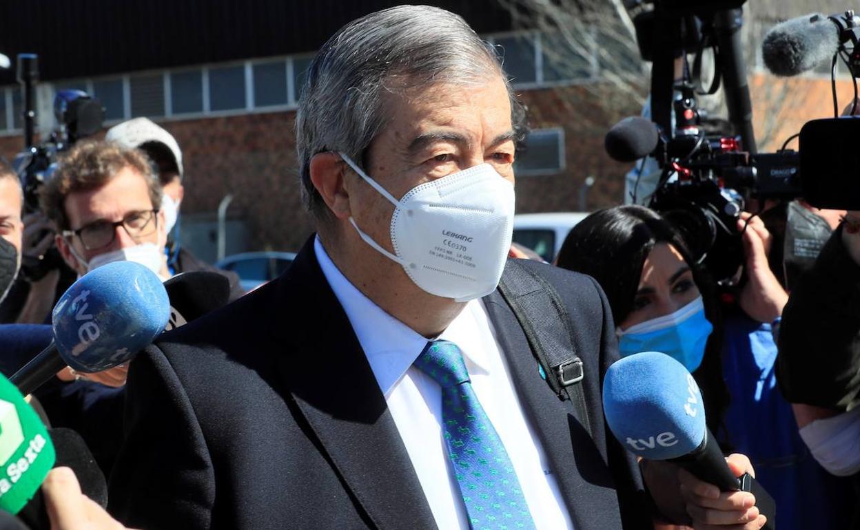 Francisco Álvarez-Cascos, a su llegada a la Audiencia Nacional para declarar como testigo en el juicio por la presunta caja b del PP el pasado 23 de marzo.