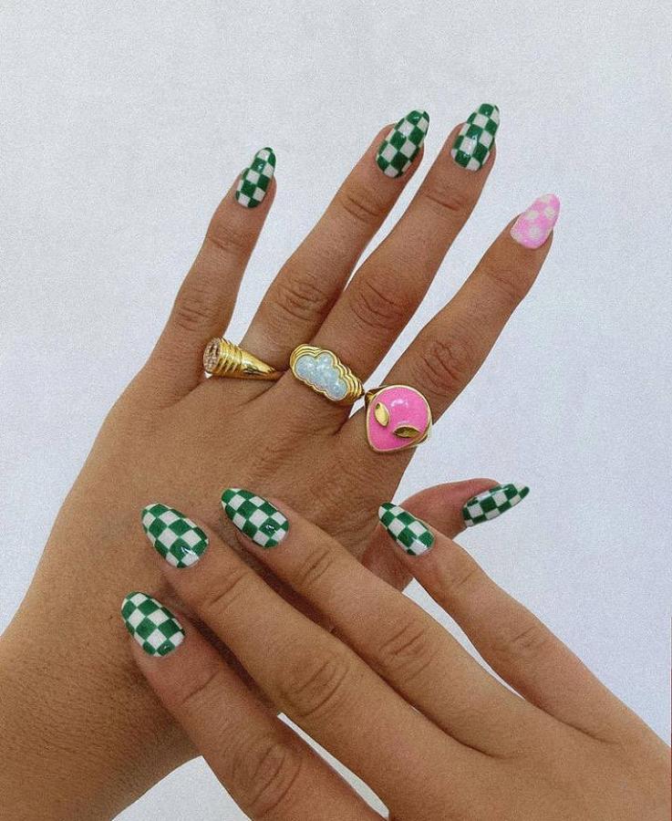 Todas las amantes del 'nail art' tendrán esta primavera la oportunidad perfecta para añadir a sus uñas, todos los colores y diseños posibles. Y es que la única norma para esta primavera es el color y los diseños atrevidos. Al menos eso es lo que ya nos han adelantado las influencers con los primeros diseños de uñas primaverales. Manicuras a juego con los colores de sus 'outfits' en las que hay cabida para todo tipo de diseños abstractos, diseños florales, nuevas versiones de manicura francesa, estampados de cuadros o los clásicos tonos pastel. Desde María Fernández Rubíes a María Pombo, pasando por Laura Escanes o la neoyorkina Tezza. Ellas han sido las encargadas de mostrarnos todas las tendencias de uñas de esta temporada.