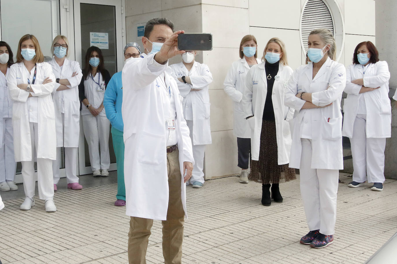 Compañeros de la técnico especialista en radiodiagnóstico, Rosa Banquetero, que murió tras casi un mes luchando contra el virus en la UCI del hospital ovetense, han querido rendir un sentido homenaje a una sanitaria «siempre sonriente y optimista».