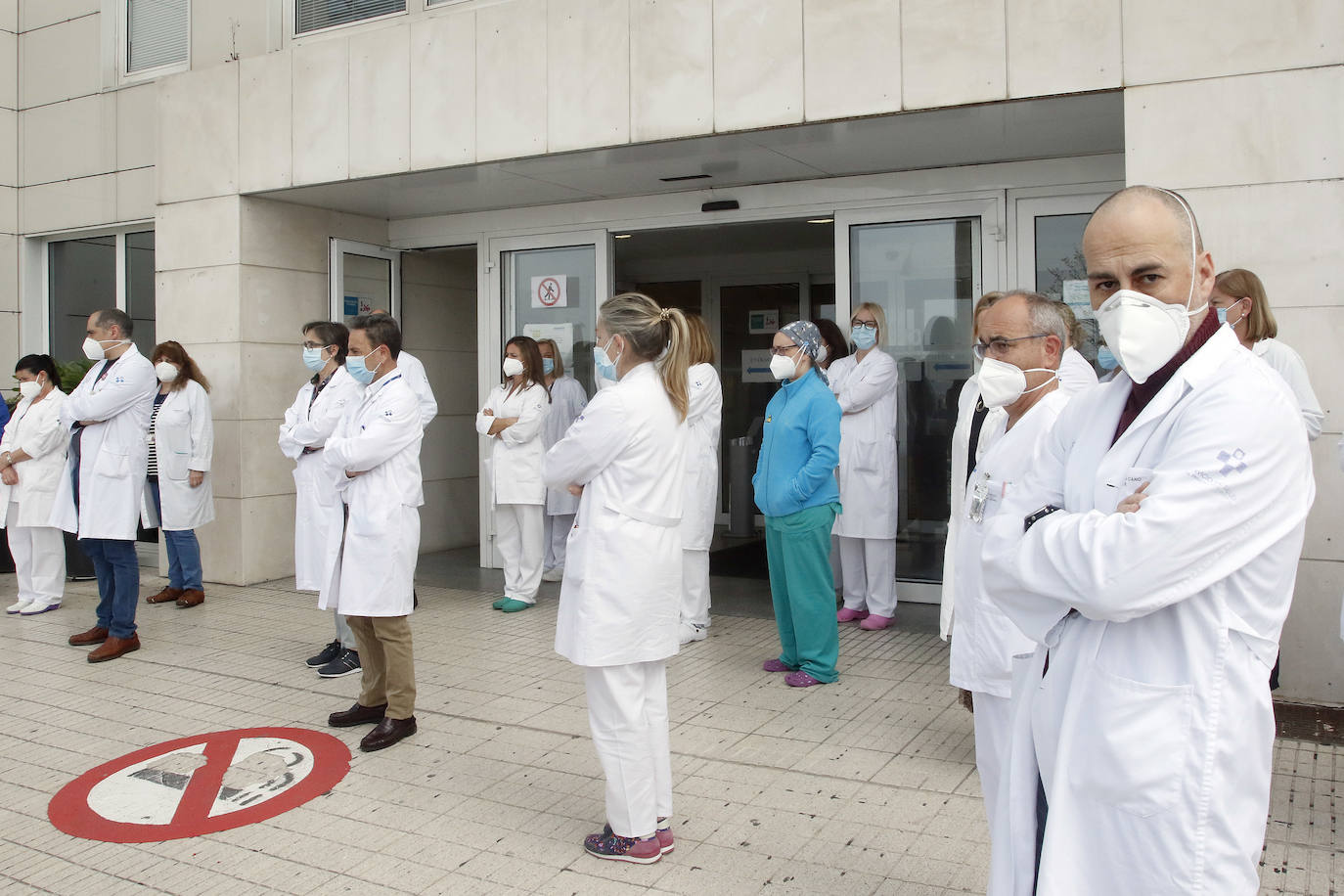 Compañeros de la técnico especialista en radiodiagnóstico, Rosa Banquetero, que murió tras casi un mes luchando contra el virus en la UCI del hospital ovetense, han querido rendir un sentido homenaje a una sanitaria «siempre sonriente y optimista».