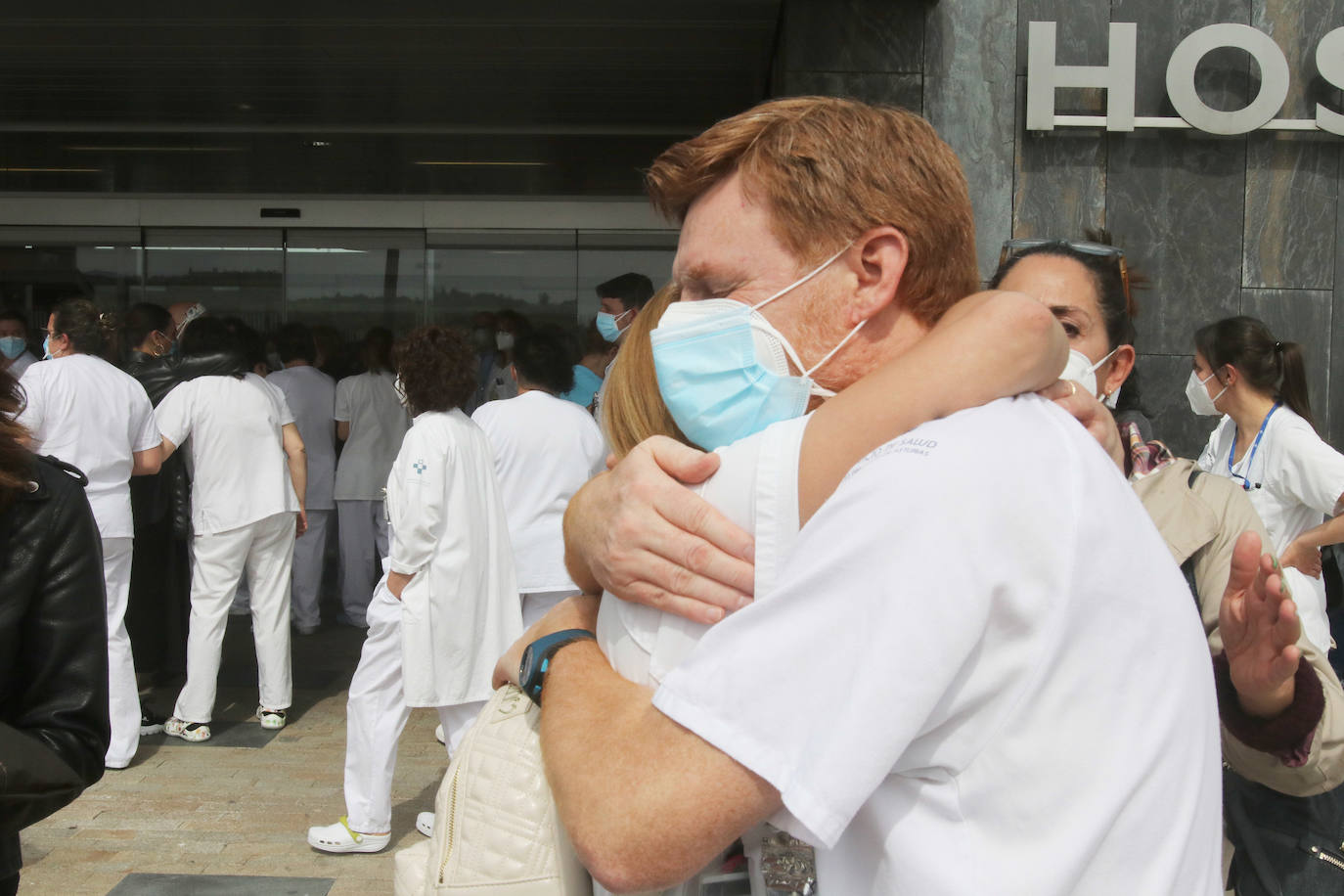 Compañeros de la técnico especialista en radiodiagnóstico, Rosa Banquetero, que murió tras casi un mes luchando contra el virus en la UCI del hospital ovetense, han querido rendir un sentido homenaje a una sanitaria «siempre sonriente y optimista».