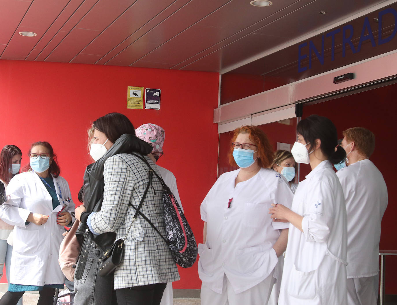 Compañeros de la técnico especialista en radiodiagnóstico, Rosa Banquetero, que murió tras casi un mes luchando contra el virus en la UCI del hospital ovetense, han querido rendir un sentido homenaje a una sanitaria «siempre sonriente y optimista».