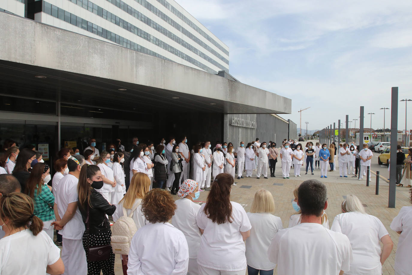 Compañeros de la técnico especialista en radiodiagnóstico, Rosa Banquetero, que murió tras casi un mes luchando contra el virus en la UCI del hospital ovetense, han querido rendir un sentido homenaje a una sanitaria «siempre sonriente y optimista».
