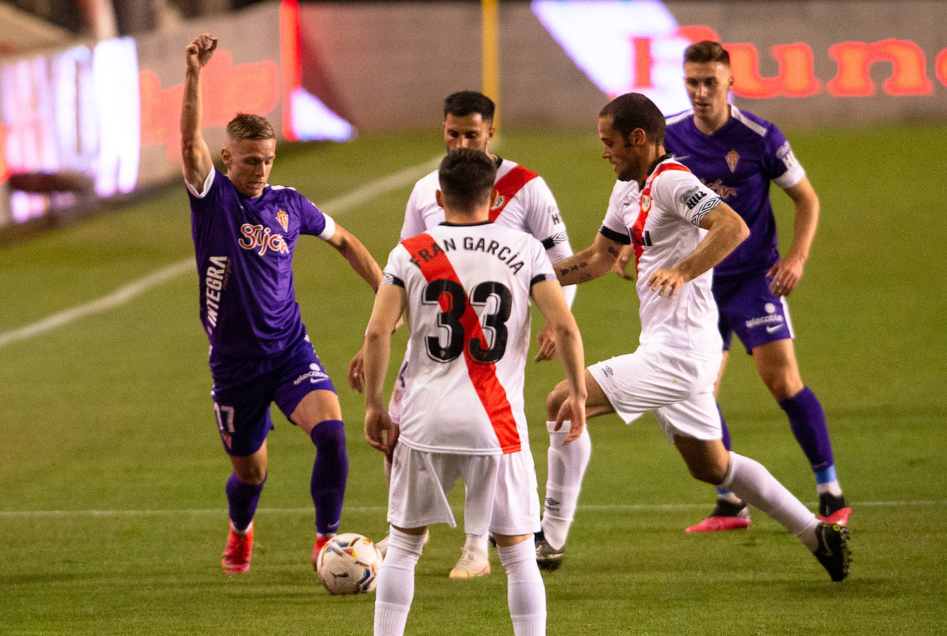 El partido del Sporting en Vallecas, ante el Rayo, en imágenes.