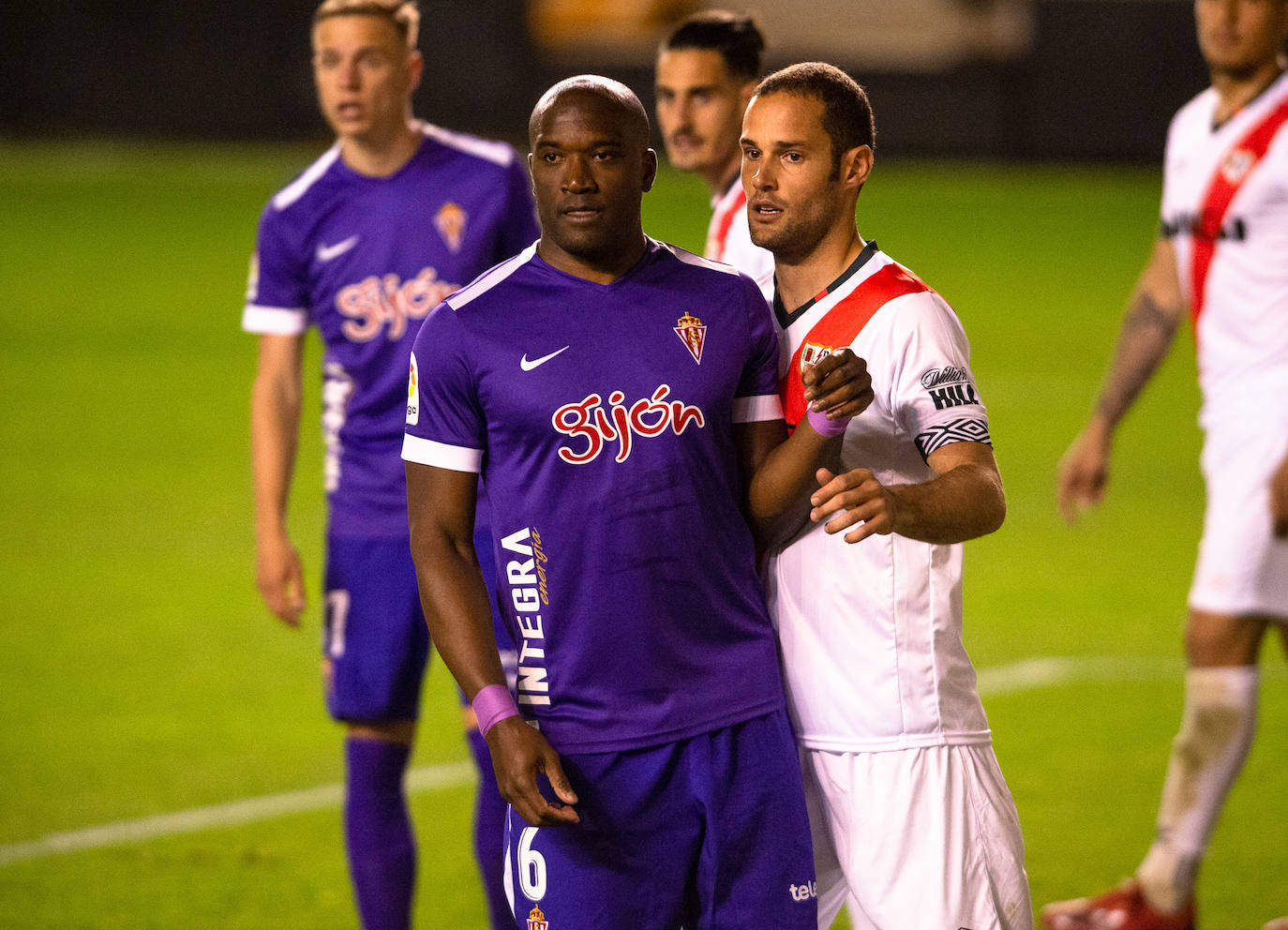 El partido del Sporting en Vallecas, ante el Rayo, en imágenes.