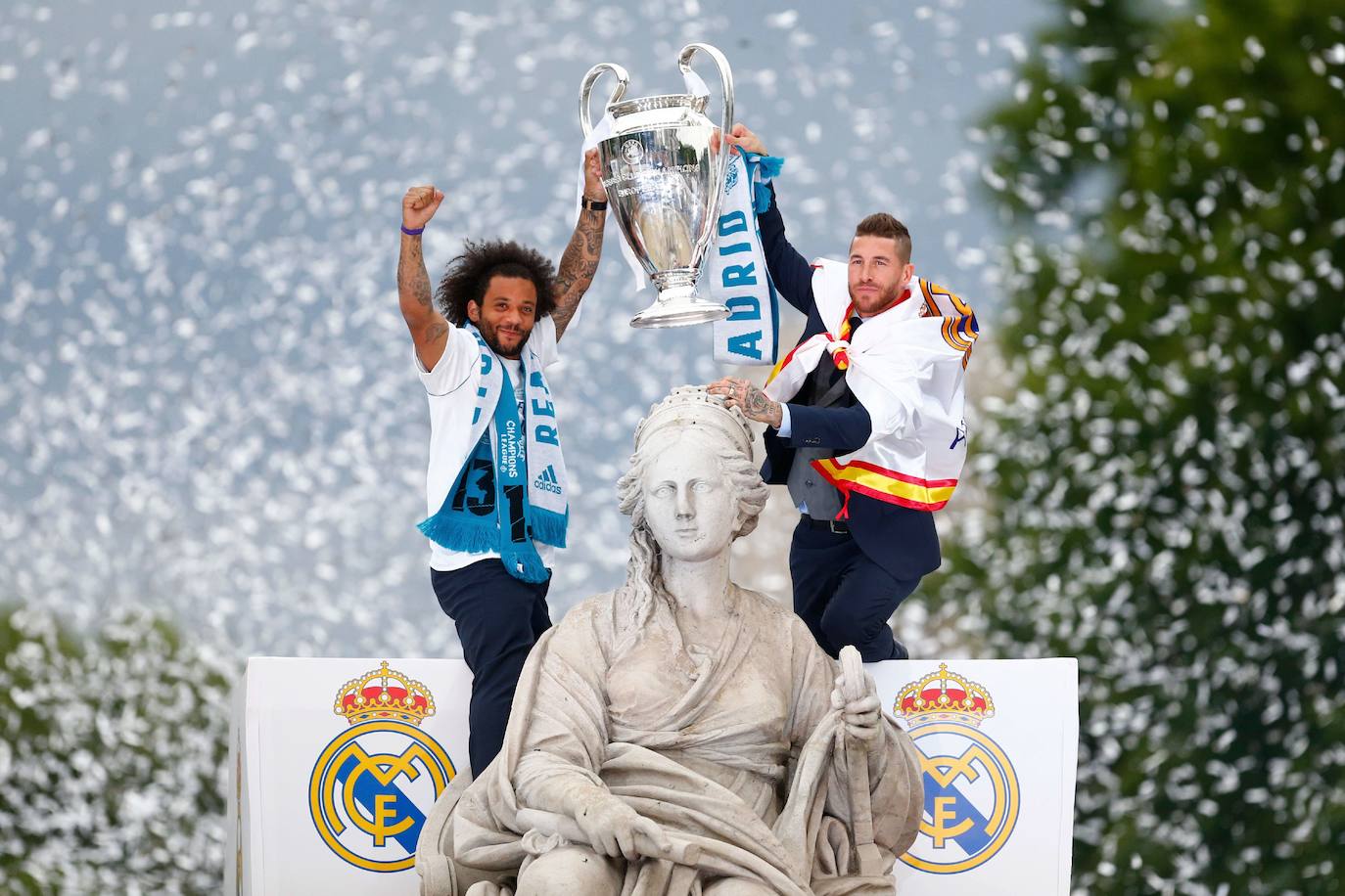 El Real Madrid ha felicitado hoy a su capitán, Sergio Ramos, que sopla 35 velas, 35 años de conquistas en el terreno de juego y también en su vida personal: un mundial, dos eurocopas, cuatro Champions League, cinco ligas, una bellísima esposa y cuatro hijos resumen tres décadas y media de quien es ya leyenda blanca y nacional.