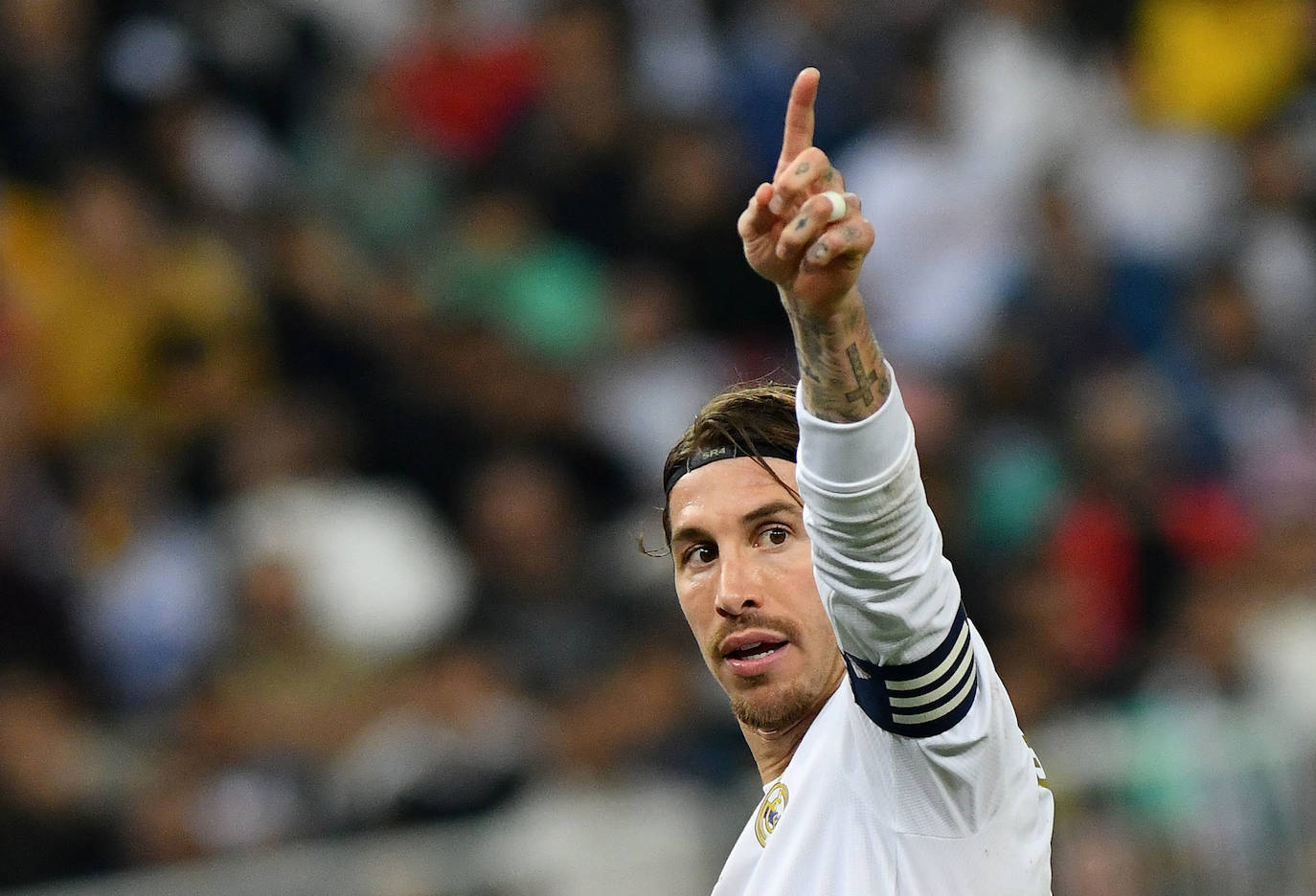 El Real Madrid ha felicitado hoy a su capitán, Sergio Ramos, que sopla 35 velas, 35 años de conquistas en el terreno de juego y también en su vida personal: un mundial, dos eurocopas, cuatro Champions League, cinco ligas, una bellísima esposa y cuatro hijos resumen tres décadas y media de quien es ya leyenda blanca y nacional.