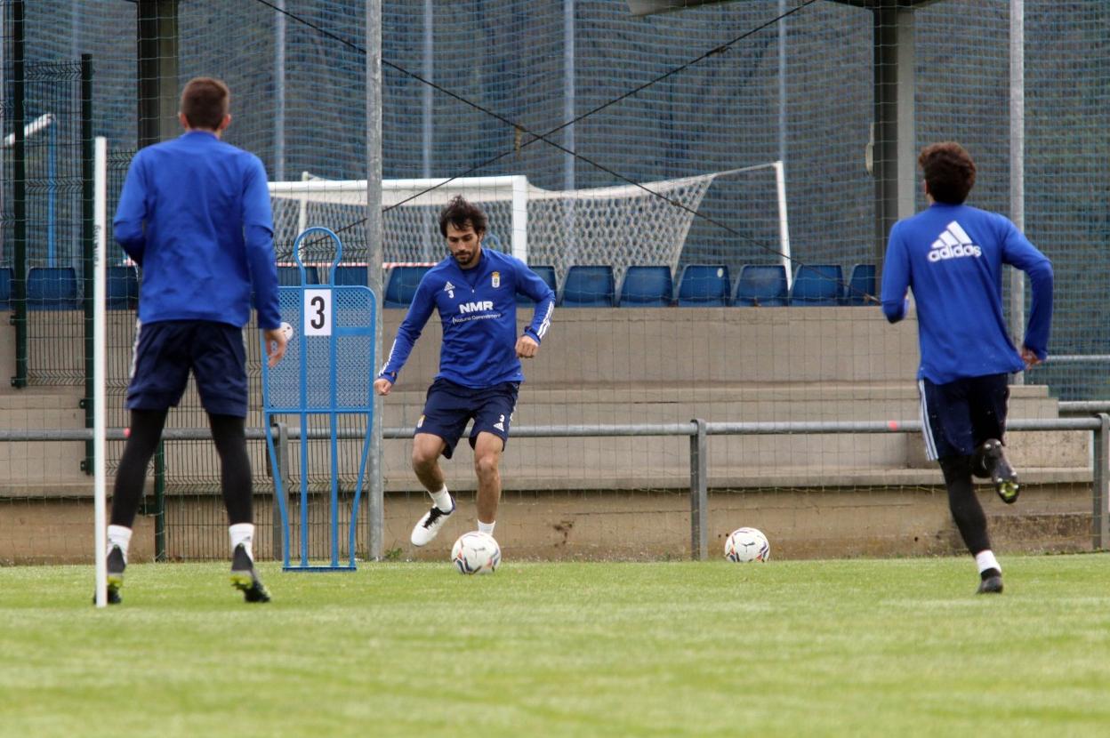 Arribas, entre sus compañeros Édgar y Sangalli, vuelve a estar a disposición del técnico azul. 