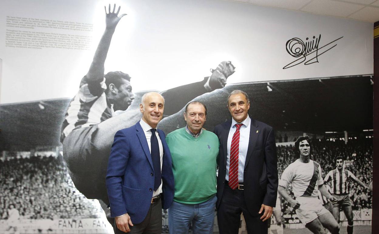 Juan Carlos Ablanedo y Joaquín Alonso flanquean a Quini delante de la imagen icónica del 'Brujo', en 2015, en el Museo del Sporting. 