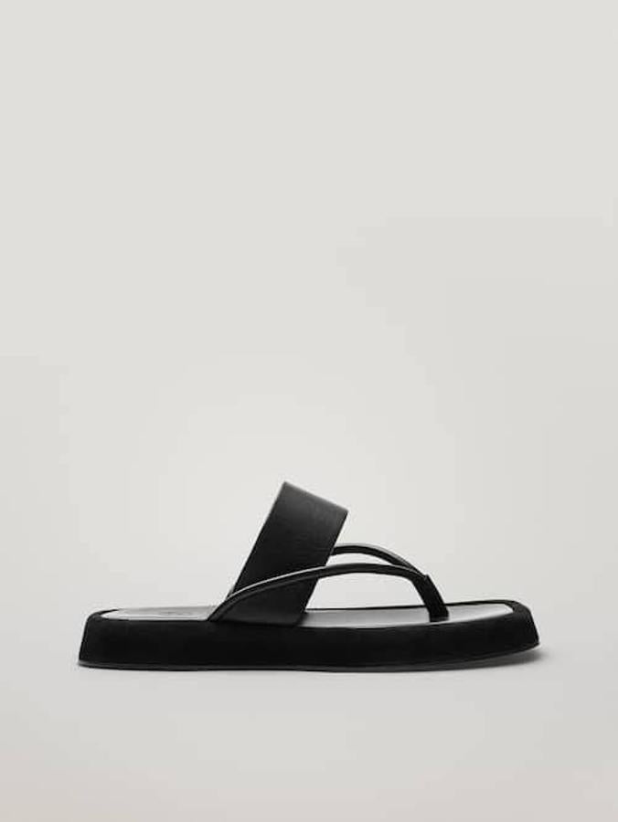 Sandalia de piel con plataforma y en color negro de Massimo Dutti, 79,95 euros.