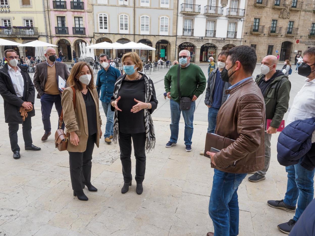 La alcaldesa de La Coruña, Inés Rey, y la de Avilés, Mariví Monteserín, rodeados de representantes políticos y el comité de empresa de las fábricas de Alu Ibérica. 