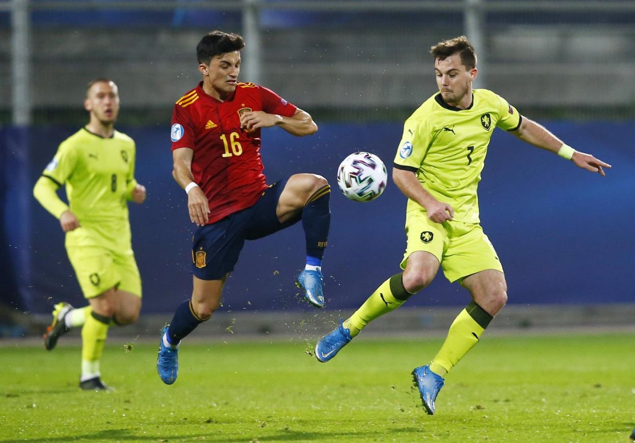 El asturiano Manu García intenta controlar el balón ante la oposición del checo Bucha. 