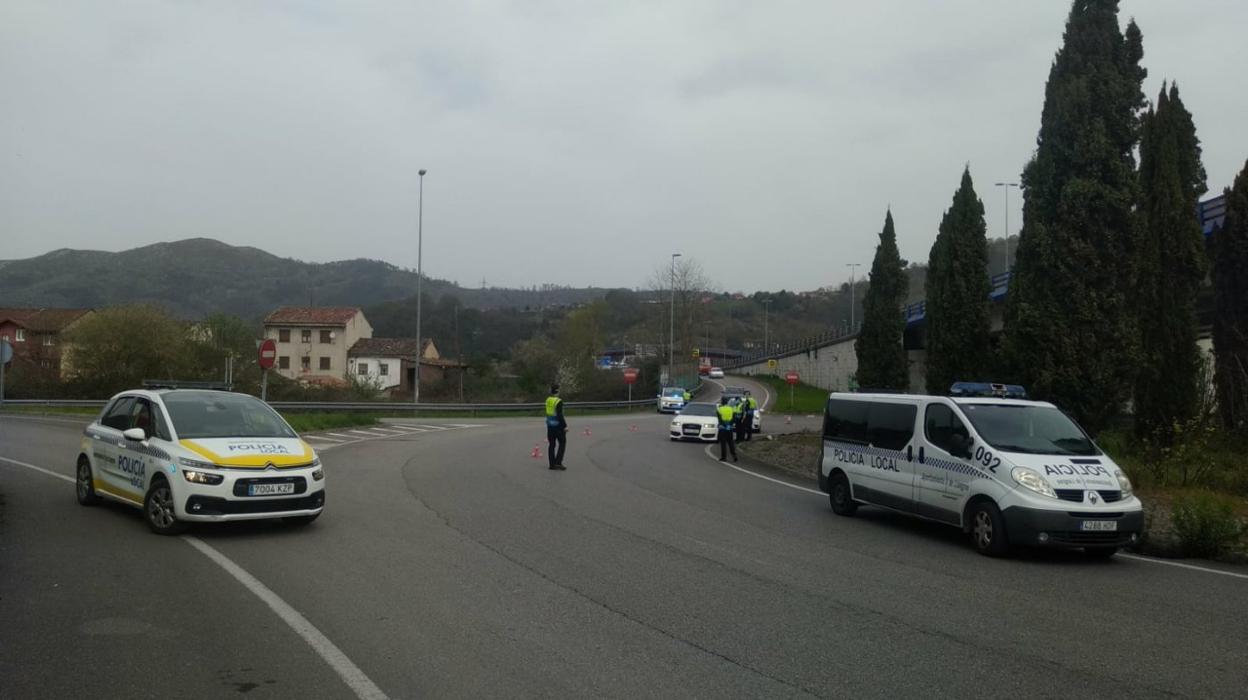 Controles informativos en la rotonda de Barros. 