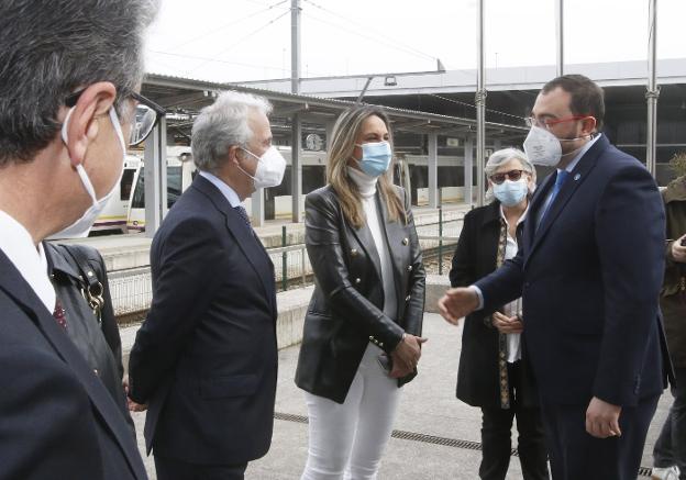 El presidente del TSJA, Jesús María Chamorro; la consejera de Presidencia, Rita Camblor; la alcaldesa, Ana González; y el presidente, Adrián Barbón, se saludan a las puertas del Palacio de Justicia. 