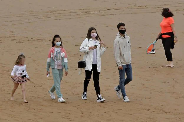 Sanidad y las comunidades estudian el uso obligatorio de mascarilla en playas y piscinas