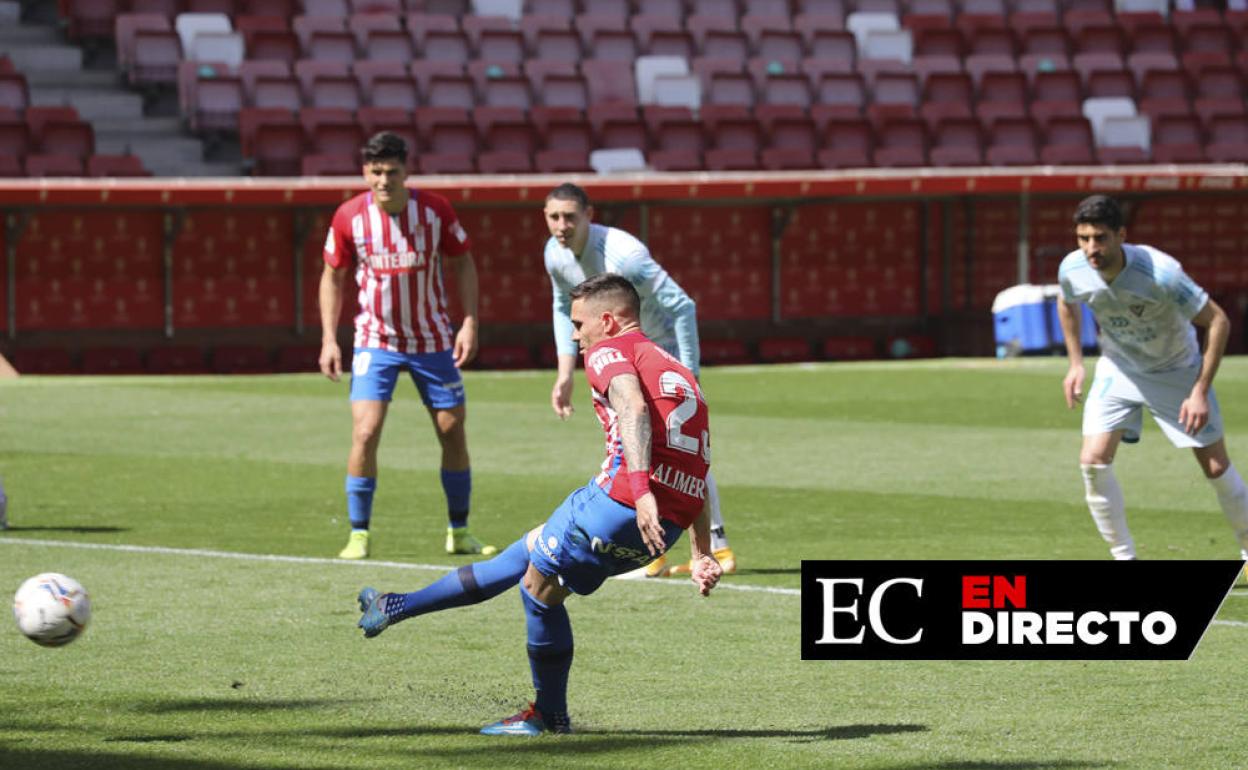 Dujka tira el penalti, primer gol del Sporting ante el Mirandés.