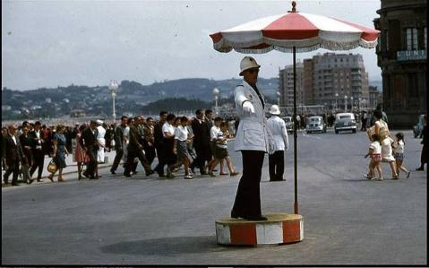 Roma recupera el famoso pedestal de la Piazza Venezia para que un agente de policía regule el caótico tráfico de la zona. La imagen traerá recuerdos a nuestros seguidores más veteranos de los guardias en los cruces de las ciudades asturianas, como el de la imagen en El Náutico