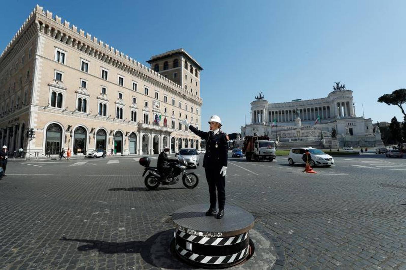 Roma recupera el famoso pedestal de la Piazza Venezia para que un agente de policía regule el caótico tráfico de la zona. La imagen traerá recuerdos a nuestros seguidores más veteranos de los guardias en los cruces de las ciudades asturianas, como el de la imagen en El Náutico