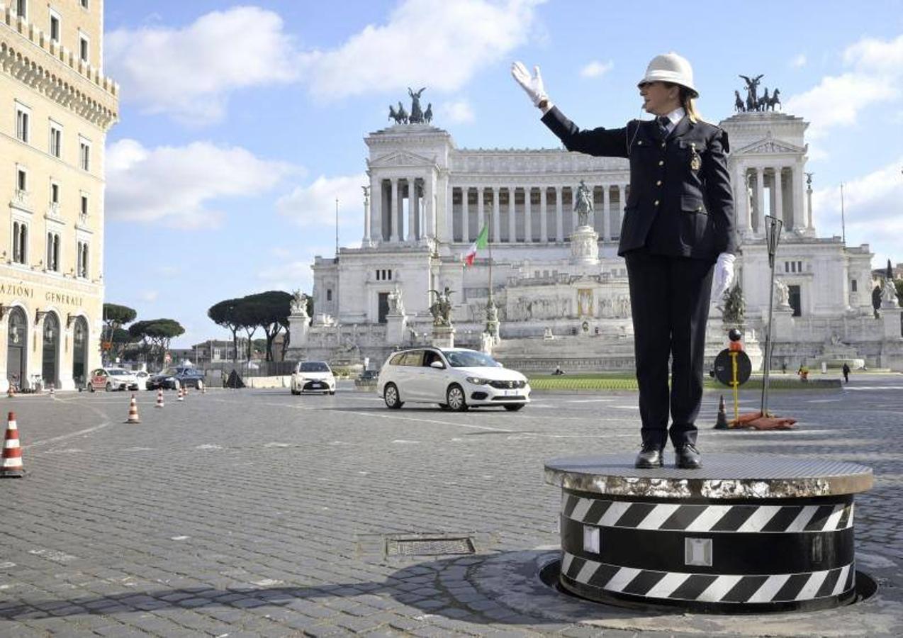 Roma recupera el famoso pedestal de la Piazza Venezia para que un agente de policía regule el caótico tráfico de la zona. La imagen traerá recuerdos a nuestros seguidores más veteranos de los guardias en los cruces de las ciudades asturianas, como el de la imagen en El Náutico