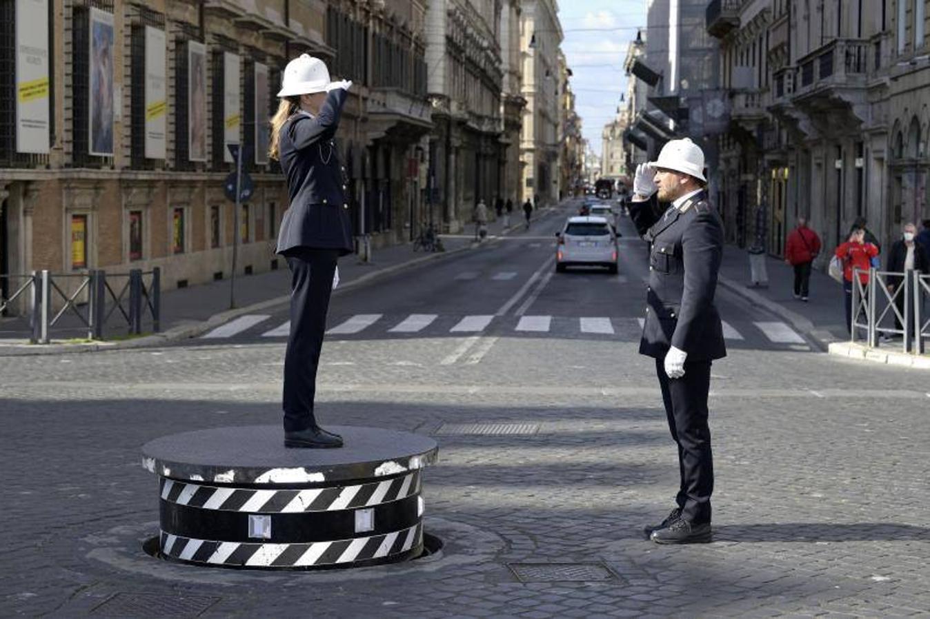 Roma recupera el famoso pedestal de la Piazza Venezia para que un agente de policía regule el caótico tráfico de la zona. La imagen traerá recuerdos a nuestros seguidores más veteranos de los guardias en los cruces de las ciudades asturianas, como el de la imagen en El Náutico